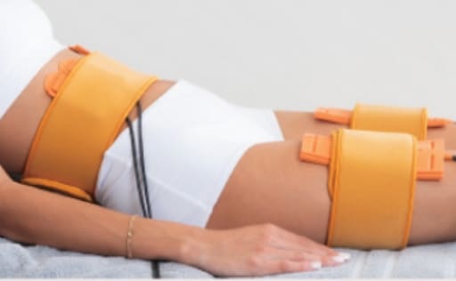 腰と太ももにNARL517 リポスティムフィットを巻いた女性